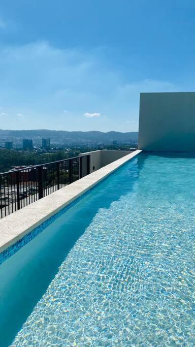 Entire Beautiful Condo With Rooftop Pool And Gym Сан Салвадор Екстериор снимка